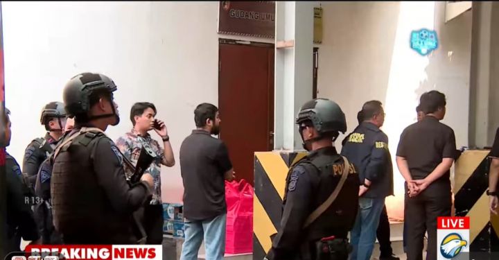 印尼警方今日移交费布里腐败案嫌犯及证物