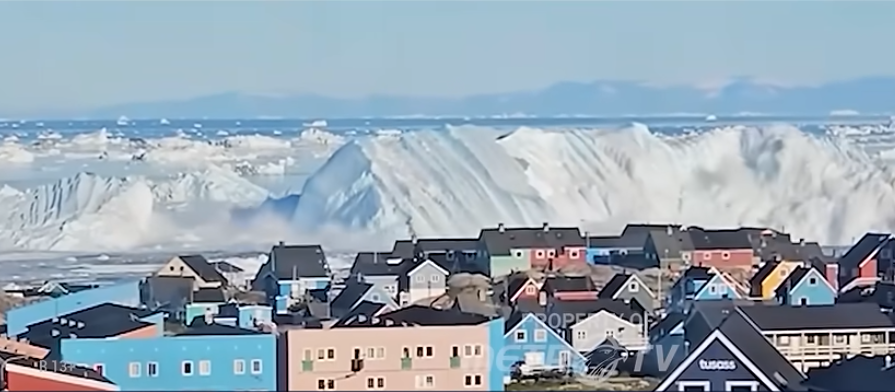 格陵兰巨型冰山翻转     掀起巨浪 