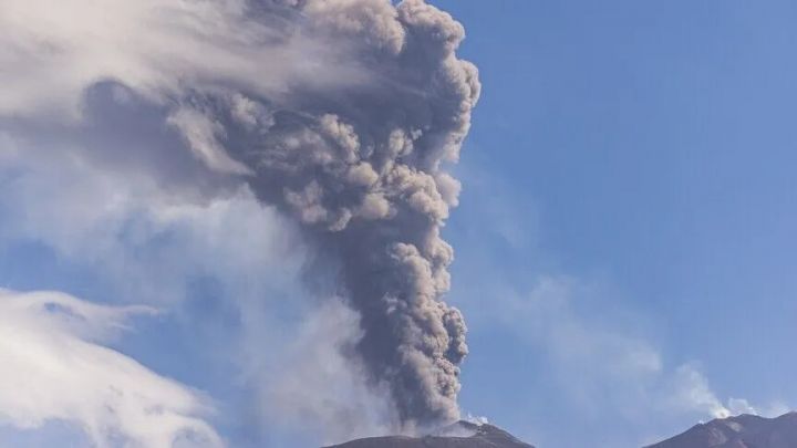 危地马拉富埃戈火山持续强烈喷发     当局紧急撤离周边居民