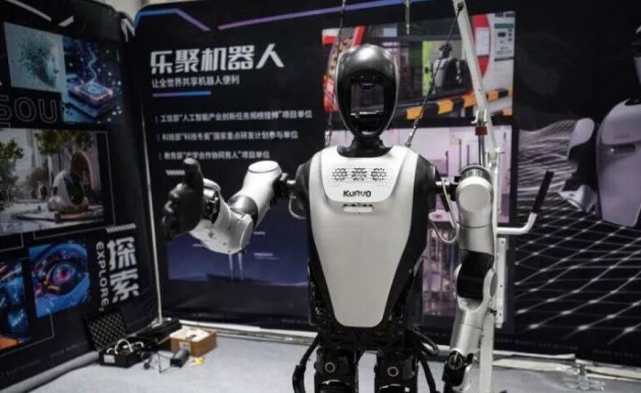 中国高温天气部署机器人“员工”在公园工作