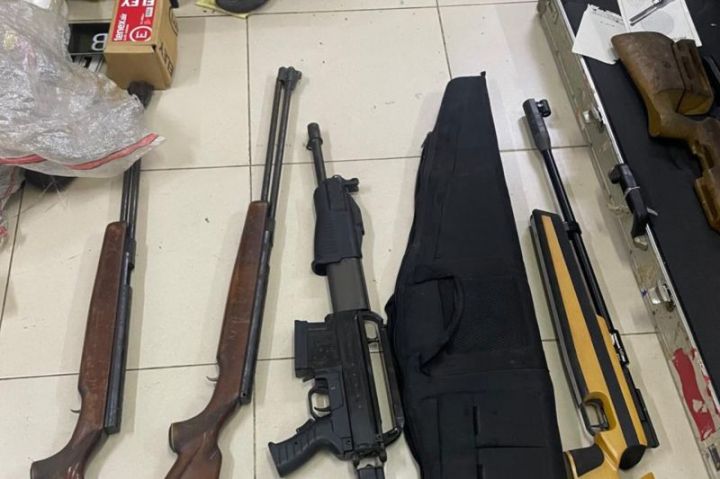 南雅加达一所私立学校发现995支枪支  