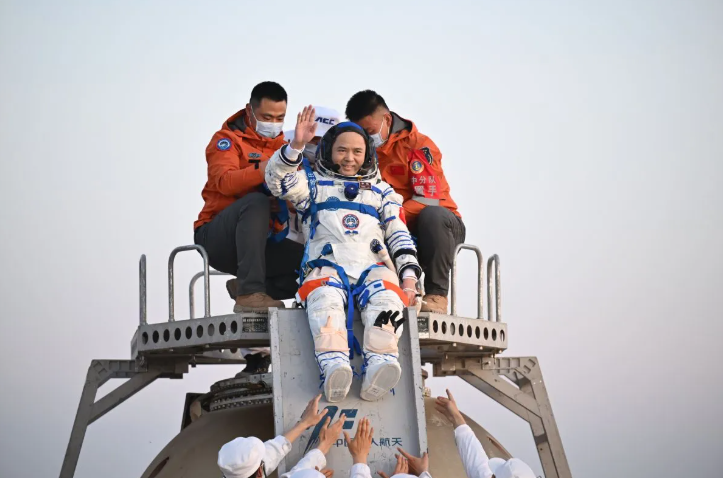 神二十一号乘组“210天太空出差”归来后首次公开亮相 