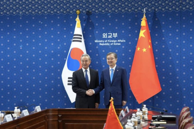 中国与韩国外长举行会谈 
