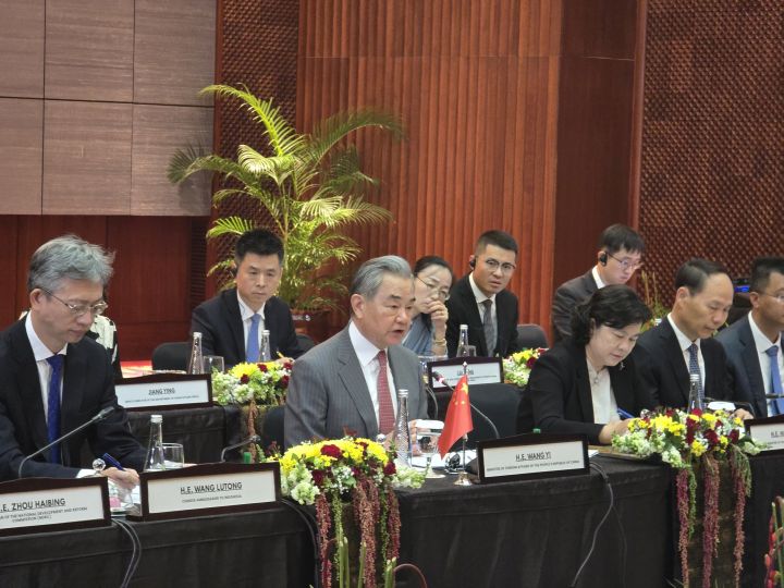 王毅就东努沙登加拉地震表示慰问 