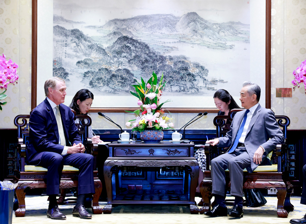 王毅：中美关系仍面临各种风险挑战 