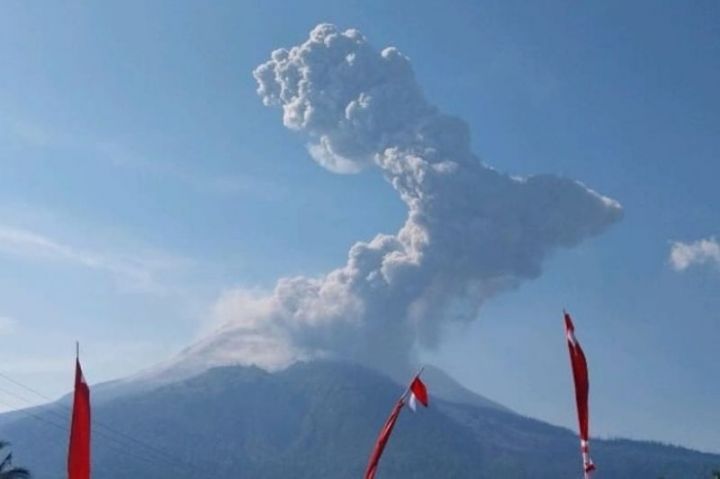勒沃托比火山喷发　火山灰柱高达1公里 