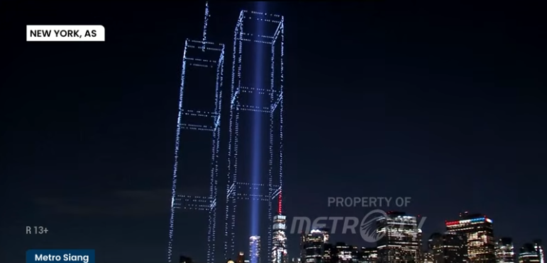 纽约港无人机灯光秀    悼念“911”恐袭遇难者 