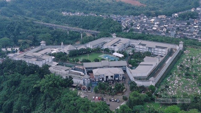 监狱豪华宿舍案：费迪·桑博等55人接受调查  