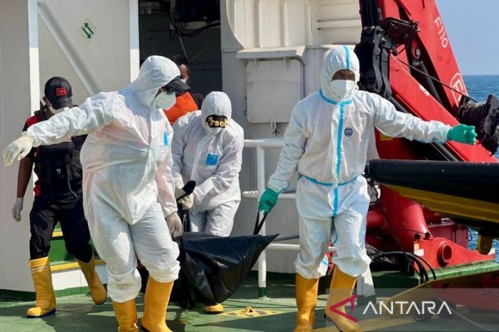 维尔戈运输8号沉船搜救第17天   潜水员持续搜寻船体 