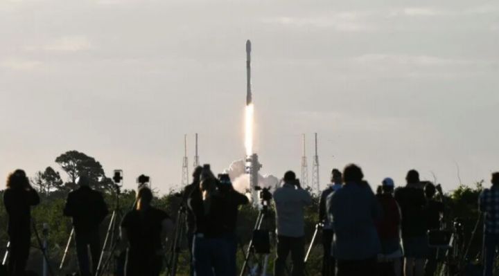 SpaceX飞船搭载4名宇航员升空 