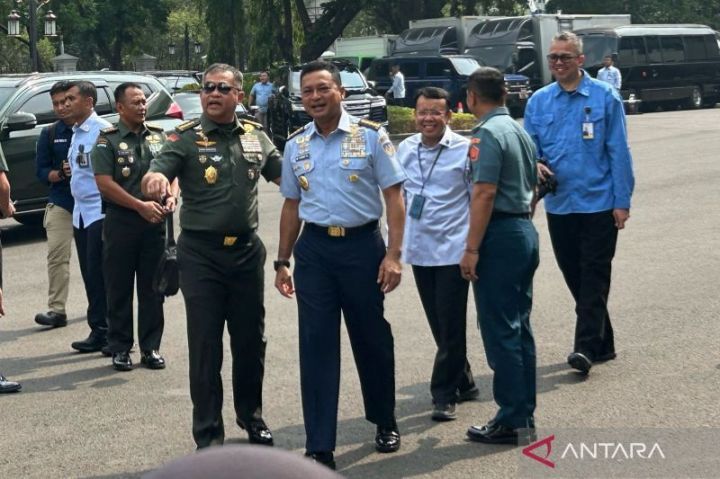 普拉博沃在总统府召集800名军警高级官员 
