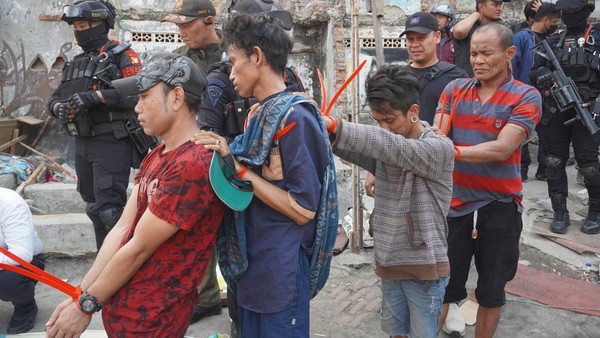 印尼警方突袭多地毒品窝点    232人被捕 