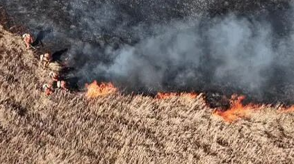 蒙古国草原大火逼近中国边境    逾2000人严阵以待防火势越境 