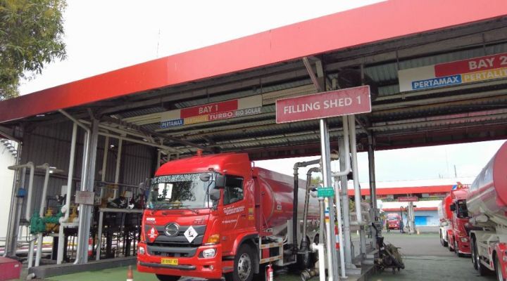 巴厘岛部分汽油持续短缺    加油站大排长龙 