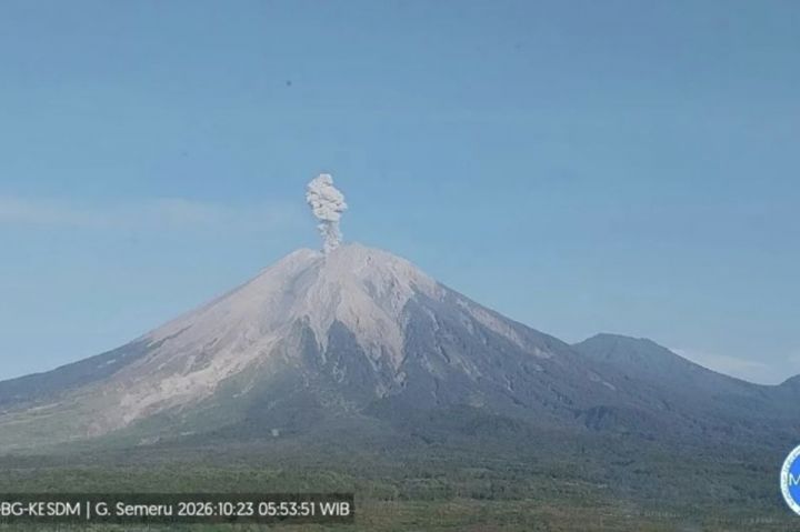 塞梅鲁火山连续喷发6次    火山灰柱高达1.2公里 