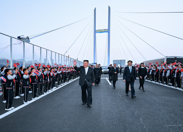 金正恩经新建大桥访问中国辽宁丹东 